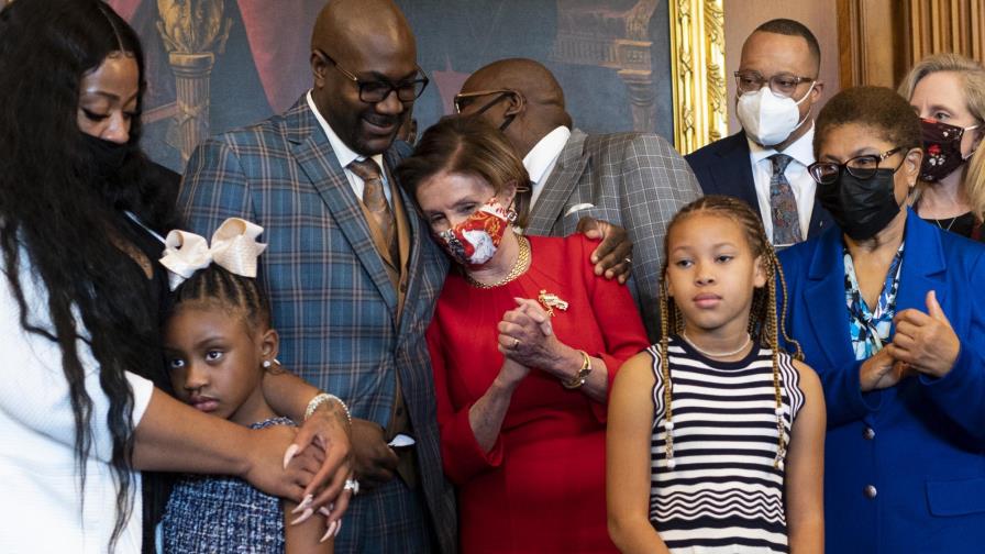 Familia de Floyd se reúne con Biden en aniversario luctuoso