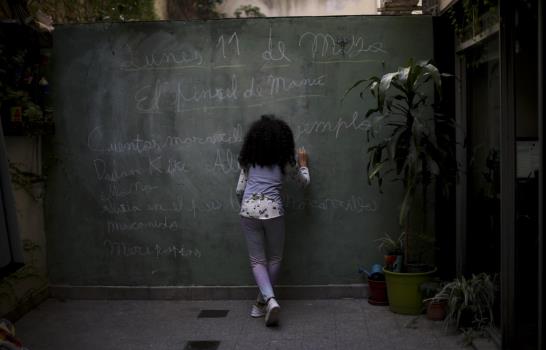 Argentina de 76 años ejercita a vecinos durante cuarentena