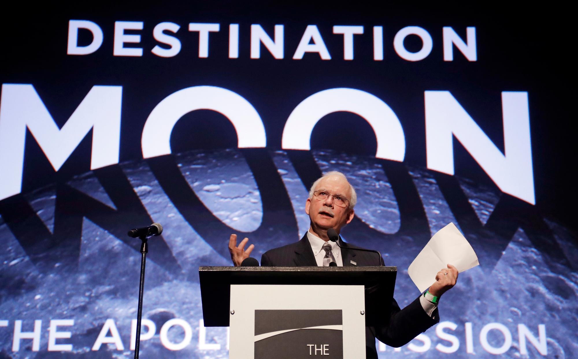 Michael J. Neufeld, curador principal del Departamento de Historia del Espacio del Museo Nacional del Aire y del Espacio, habla sobre la inauguración de Destination Moon: La exhibición de la misión Apollo 11 en el Museo de Vuelo, antes de una visita de la exposición a los medios en Seattle.