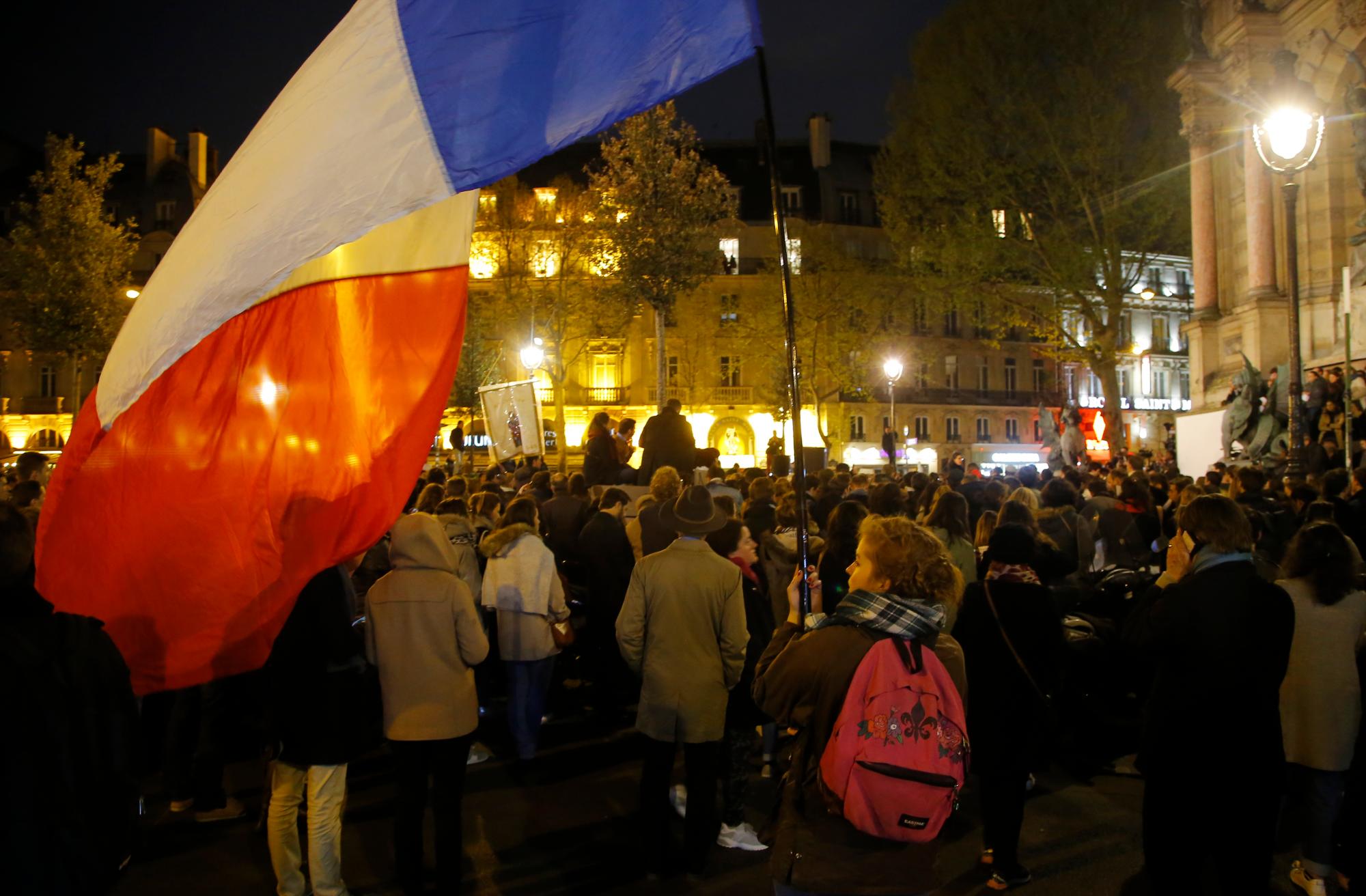 La gente asiste a una vigilia en París, el martes 16 de abril de 2019.