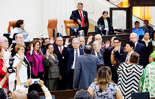 Los diputados sandinistas juramentan a magistrados sandinistas en 2014, cuando se hicieron con el control total de las magistraturas en este poder del Estado, en un retrato divulgado por los medios oficialistas.