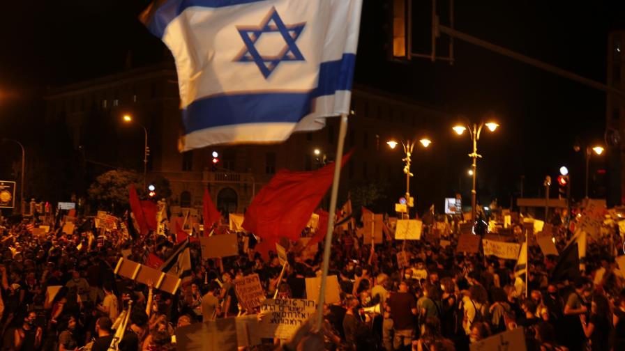 Miles protestan en Israel por mal manejo de pandemia