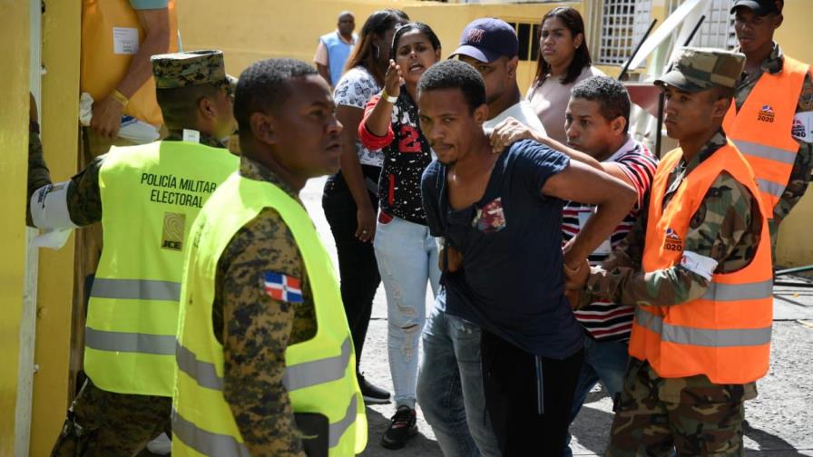 Delegado del PRM se enfrenta a trompadas con presidente de mesa electoral en Cristo Rey