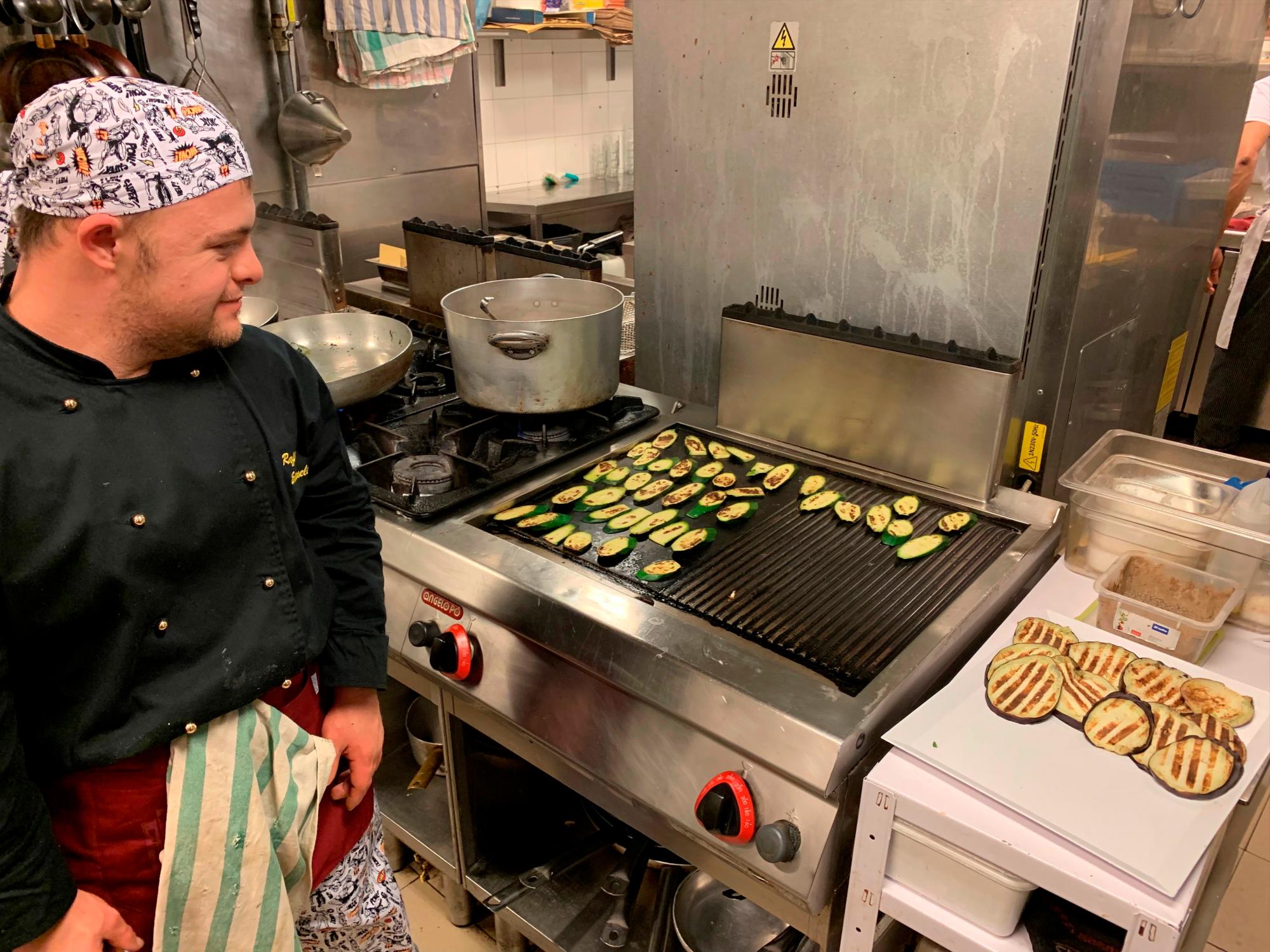 La rutina es como la de cualquier restaurante: hacia las seis de la tarde los trabajadores van preparando el local, después cenan todos juntos, ‘en familia’ y a las siete y media empiezan a llegar los primeros clientes, quienes eligen de entre una larga carta de pizzas y pasta.