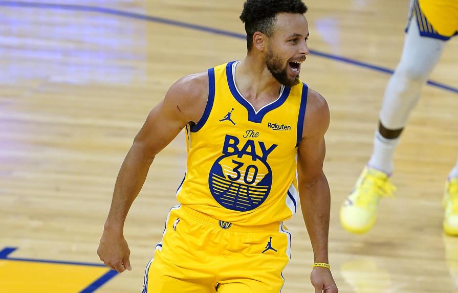 Curry rompe marca con 62 puntos; Warriors vencen a Blazers