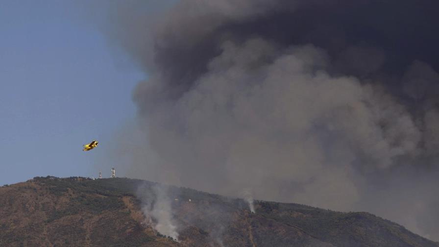 Refuerzan con soldados combate a incendio en España Refuerzan con soldados combate a incendio en España