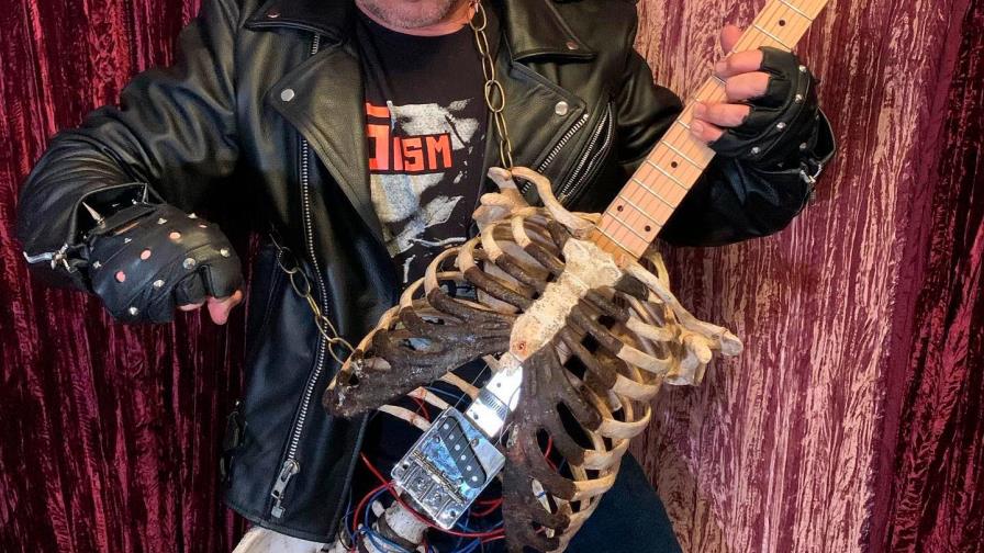 Músico estadounidense construye una guitarra con el esqueleto de su tío