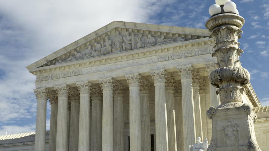 Corte Suprema evaluará normas de agencia hacia parejas gay