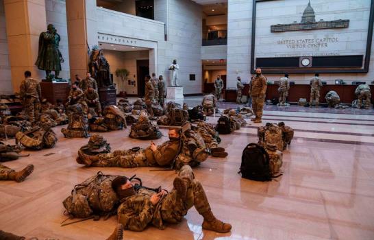Impensables imágenes de miembros de la Guardia Nacional de EE.UU. durmiendo en el suelo del Capitolio