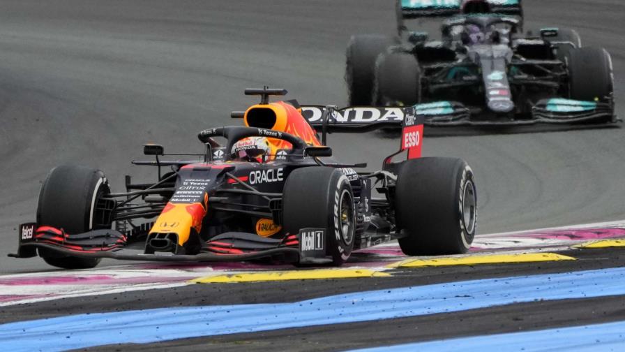 Verstappen somete a Hamilton en Francia y es más líder