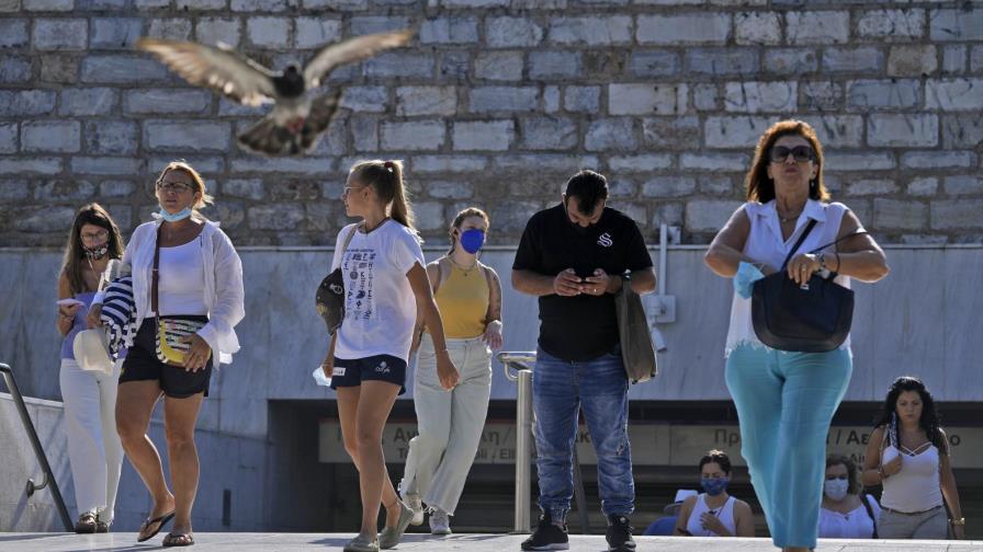 Grecia anuncia restricciones a no vacunados contra COVID-19