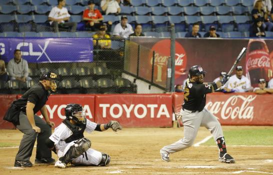 En medio de la crisis, el béisbol venezolano persevera