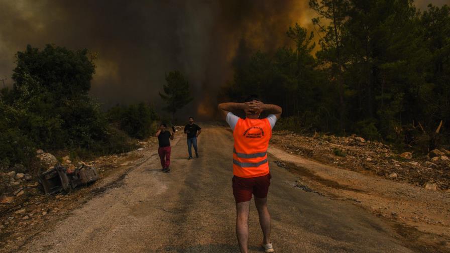 Incendios devoran poblados cerca de playas en Turquía