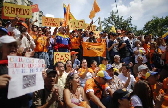 Gobierno y oposición marchan en Caracas