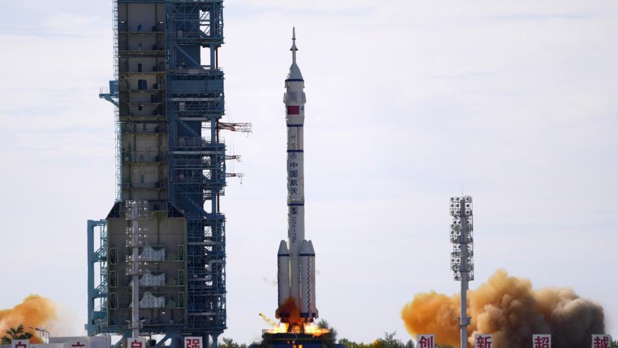 China envía a 3 astronautas a su estación espacial Tianhe