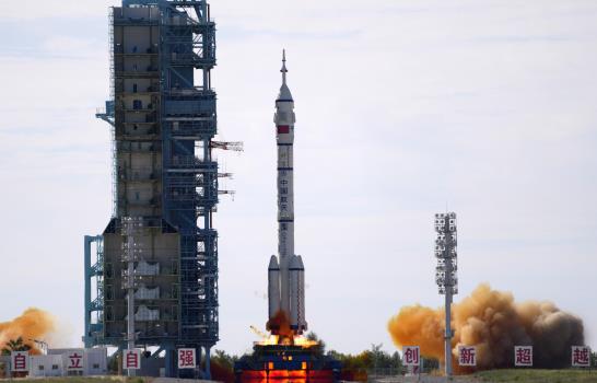China envía a 3 astronautas a su estación espacial Tianhe