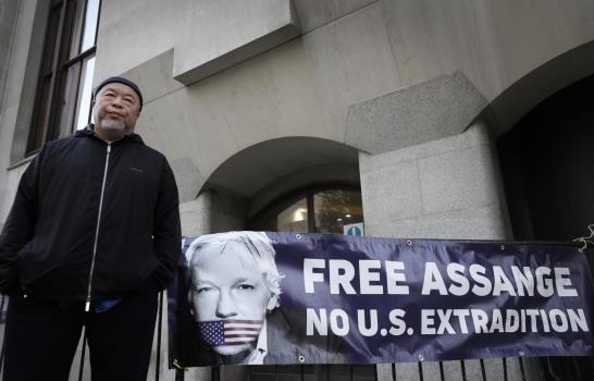 Ai Weiwei protesta contra posible extradición de Assange