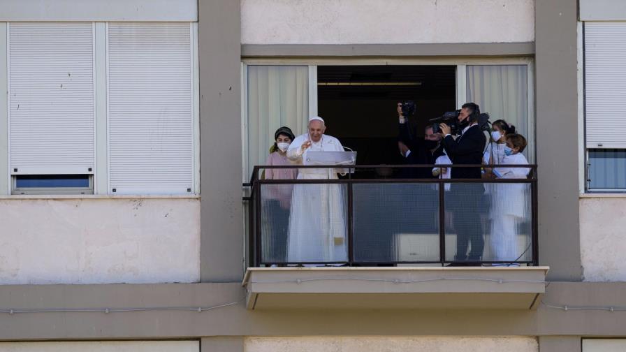 El papa Francisco hace su primera aparición desde su cirugía