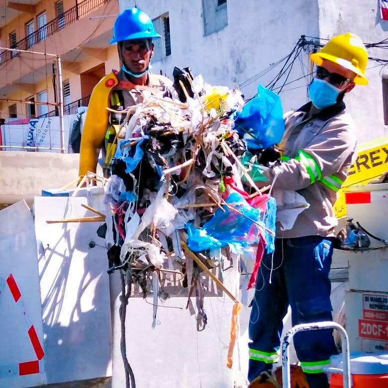 Personal de Edesur con las chichiguas retiradas del tendido eléctrico.  