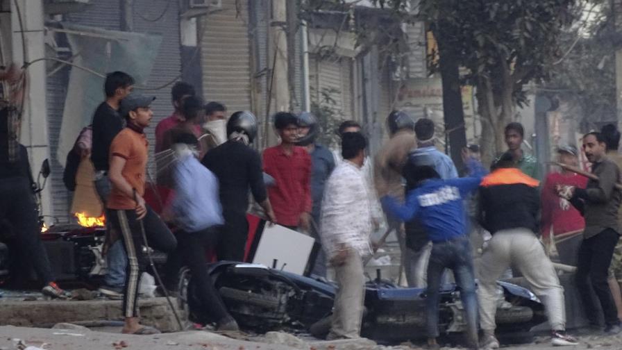 India: 20 muertos en protestas durante la visita de Trump India: 20 muertos en protestas durante la visita de Trump