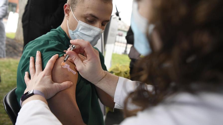 Cientos de hospitales en EEUU vacunan a su personal Cientos de hospitales en EEUU vacunan a su personal