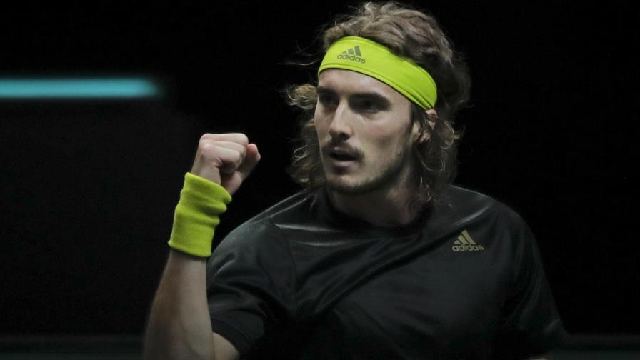 Tsitsipas remonta y avanza a semis en Rotterdam