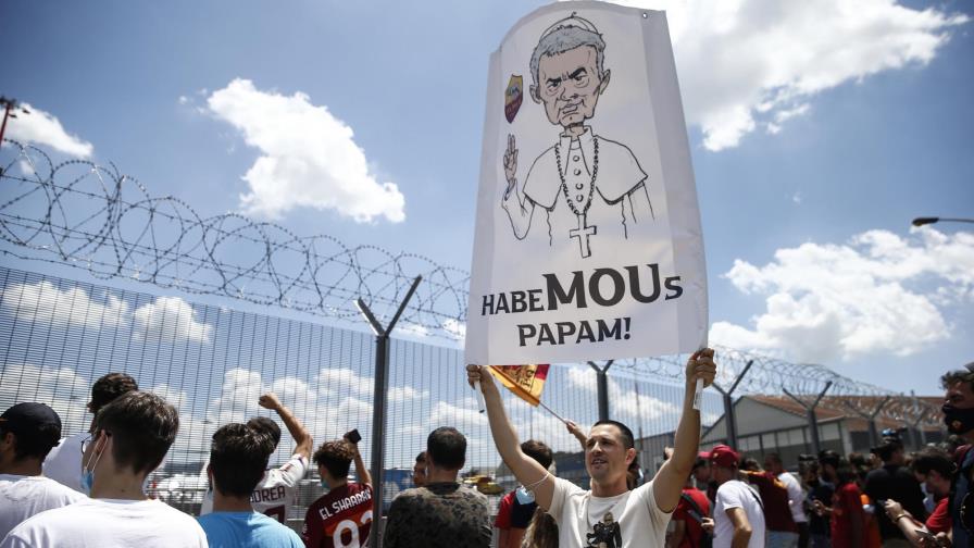 Miles de hinchas de la Roma reciben a Mourinho