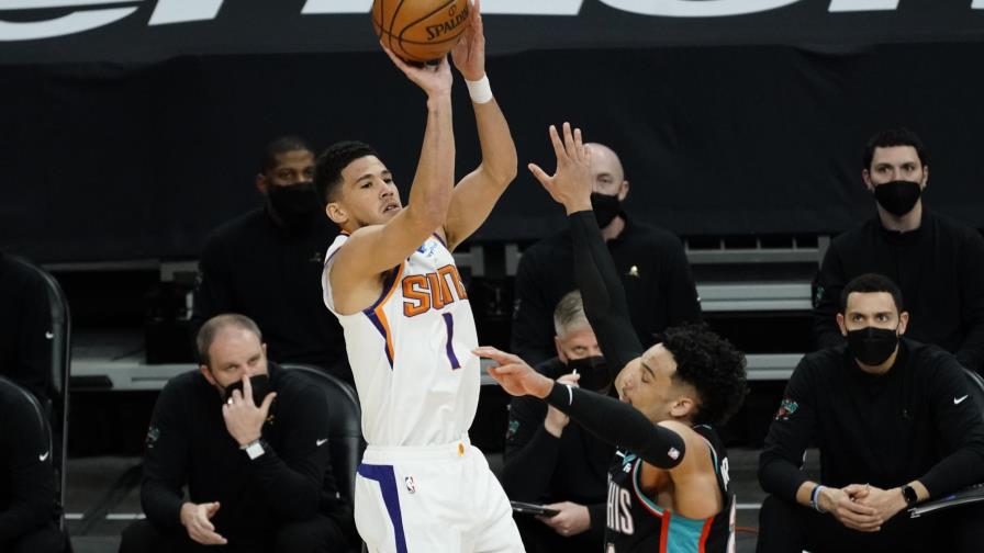 Suns domina a Grizzlies con 27 puntos de Booker