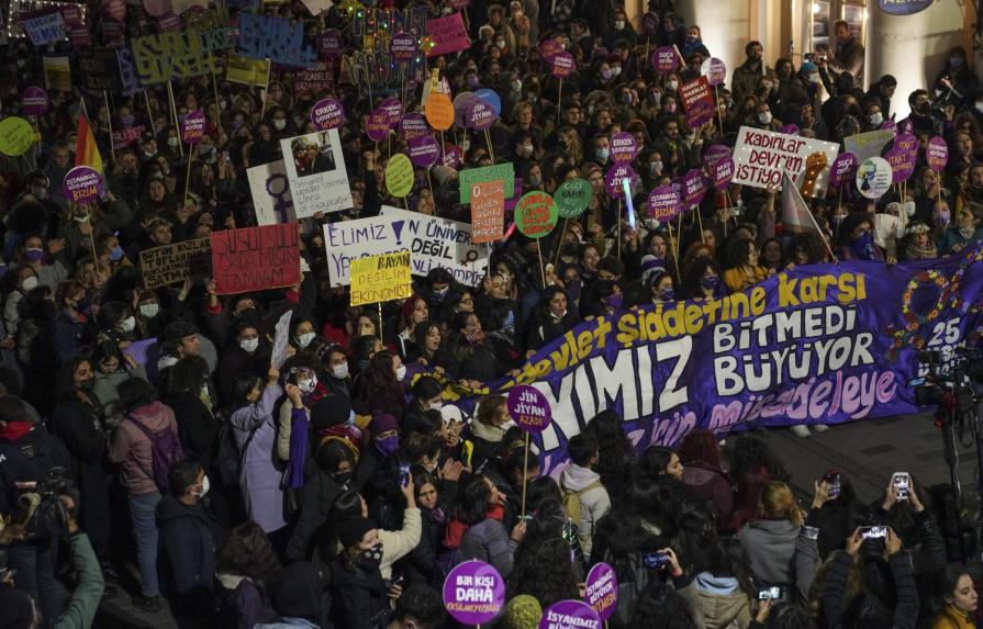 Turquía: Lanzan gas lacrimógeno durante protesta de mujeres