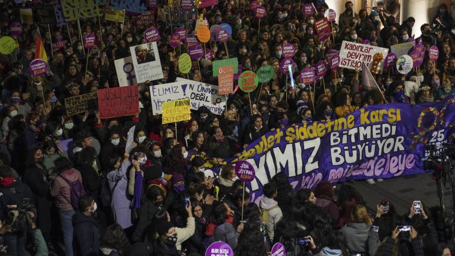 Turquía: Lanzan gas lacrimógeno durante protesta de mujeres