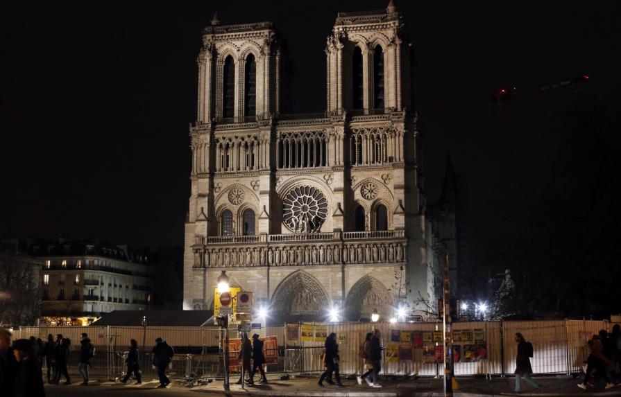 La catedral de Notre Dame aún corre peligro, dice su rector