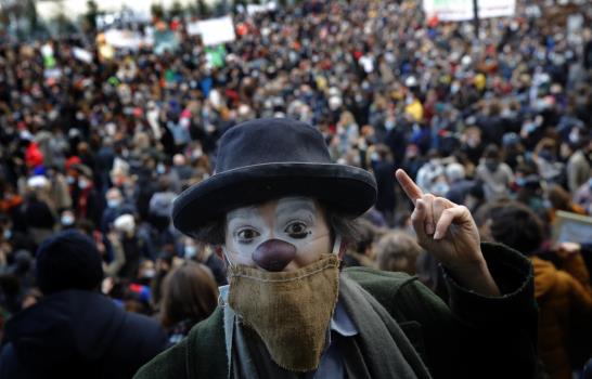 Trabajadores de teatros y cines de Francia protestan cierres