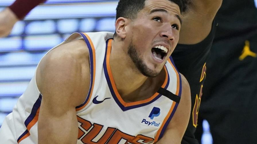 Booker anota 31; Suns vencen a Cavs en prórroga