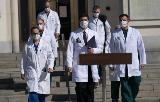 Trump no reporta síntomas y vuelve a minimizar a coronavirus