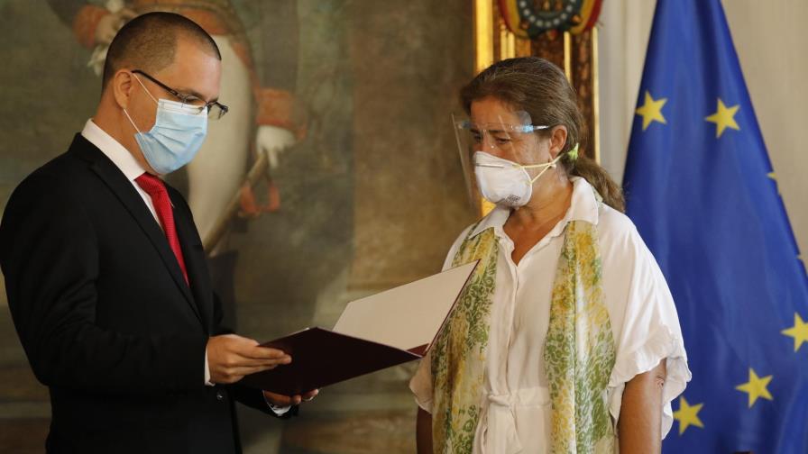Embajadora de la UE expulsada por Maduro deja Venezuela