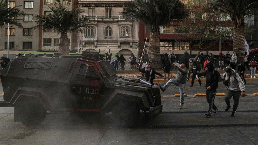 Prisión preventiva para policía chileno que empujó a joven