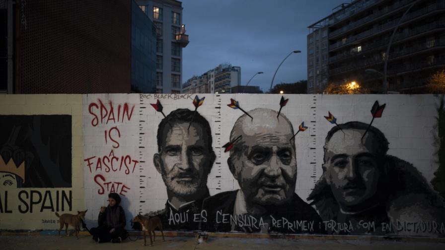 Jóvenes españoles protestan encarcelamiento de rapero Hasél