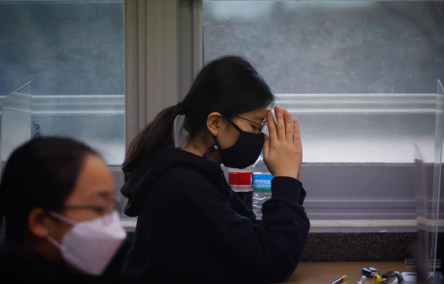 Surcoreanos hacen prueba para universidad pese al COVID-19