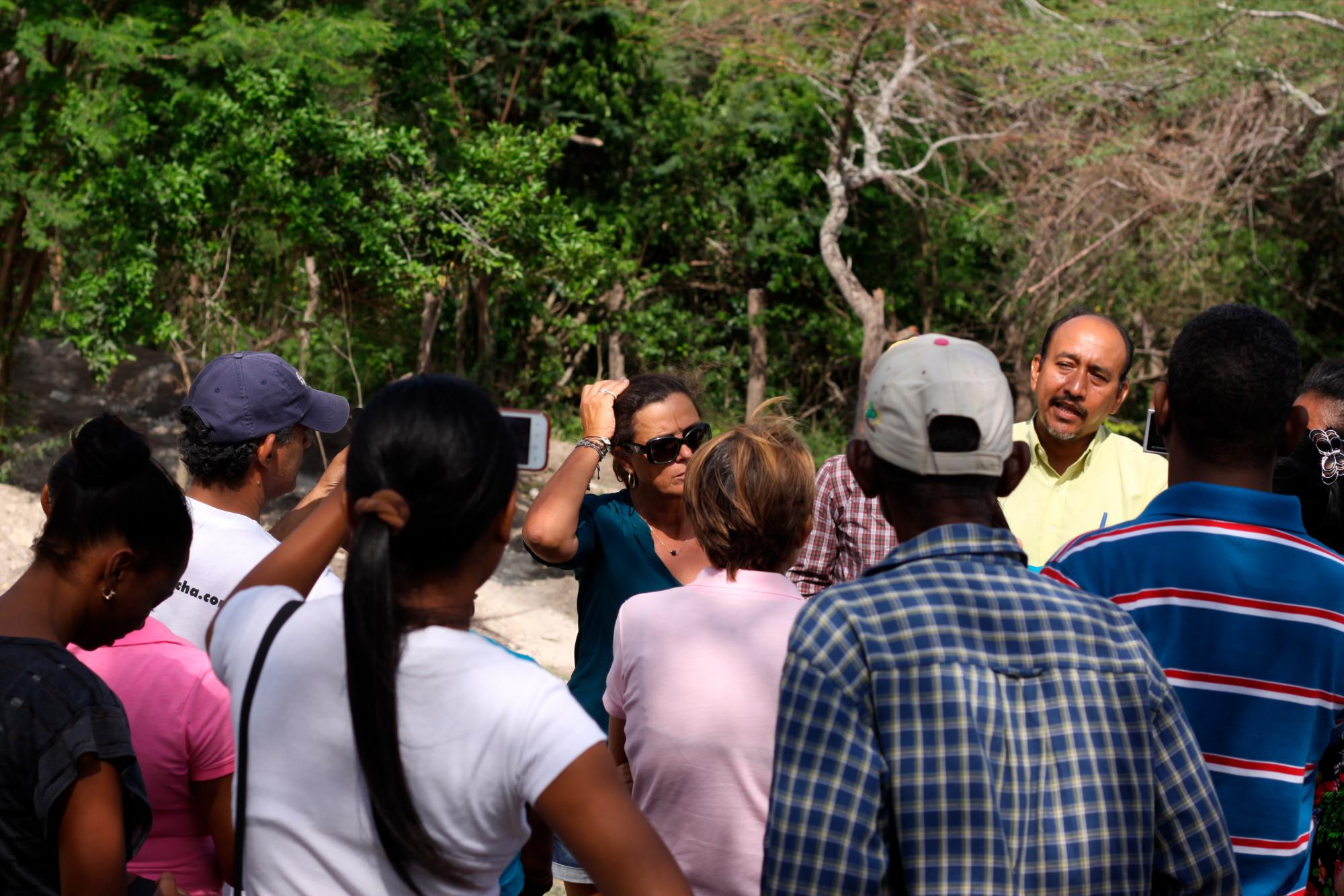 Los investigadores principales, Dres. Corinne Hofman, de Leiden y Jorge Ulloa, del INTEC, mantienen a los comunitarios enterados de sus trabajos y de los avances de la investigación arqueológica.
