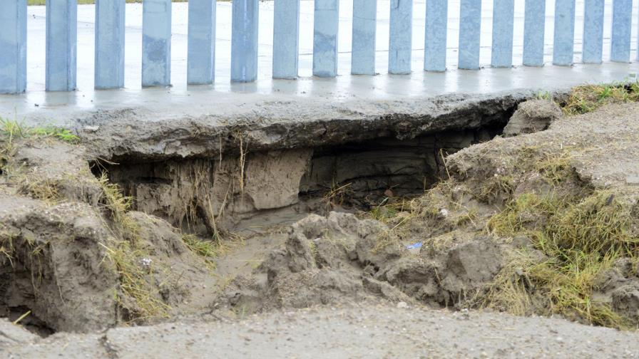 Tormenta Hanna erosiona suelo de muro fronterizo de EEUU Tormenta Hanna erosiona suelo de muro fronterizo de EEUU