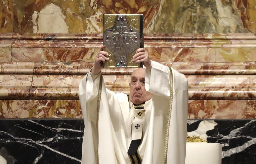 Papa celebra misa de Jueves Santo con cardenal despedido