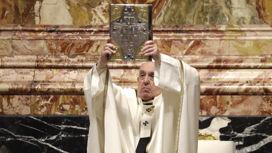 Papa celebra misa de Jueves Santo con cardenal despedido