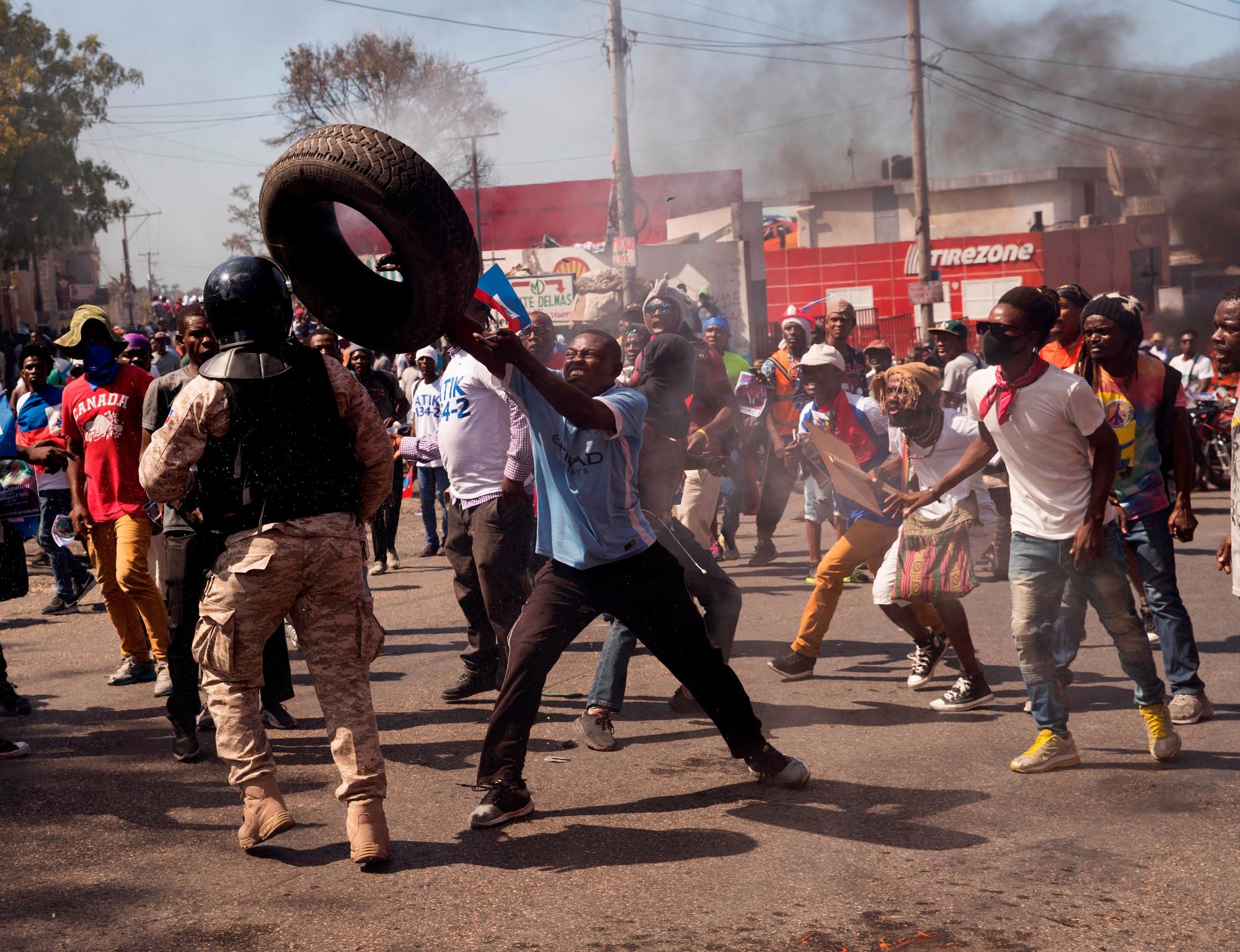 Al menos un muerto y un herido en manifestación multitudinaria en Haití