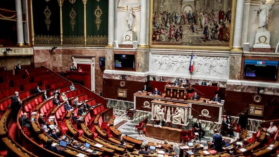 Francia expulsa a cinco miembros de una familia bosnia por agredir a la hija por una relación con un joven de otra religión Francia expulsa a cinco miembros de una familia bosnia por agredir a la hija por una relación con un joven de otra religión