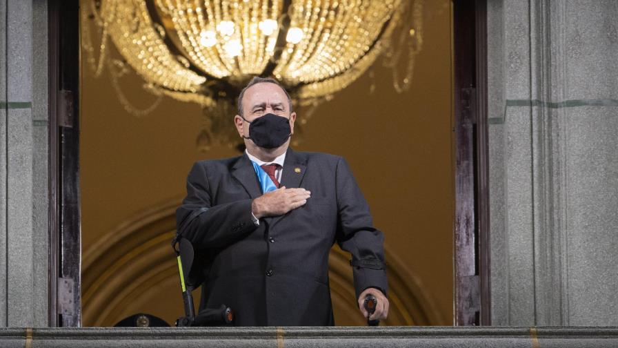Guatemala: presidente confirma que dio positivo a COVID-19