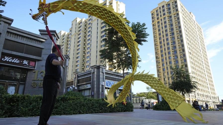 Constructora china sumida en deudas pagará cuota de un bono