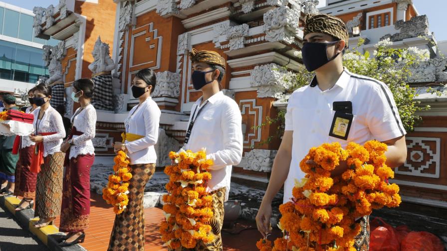 India, Flipinas alivian restricciones por virus; Bali reabre