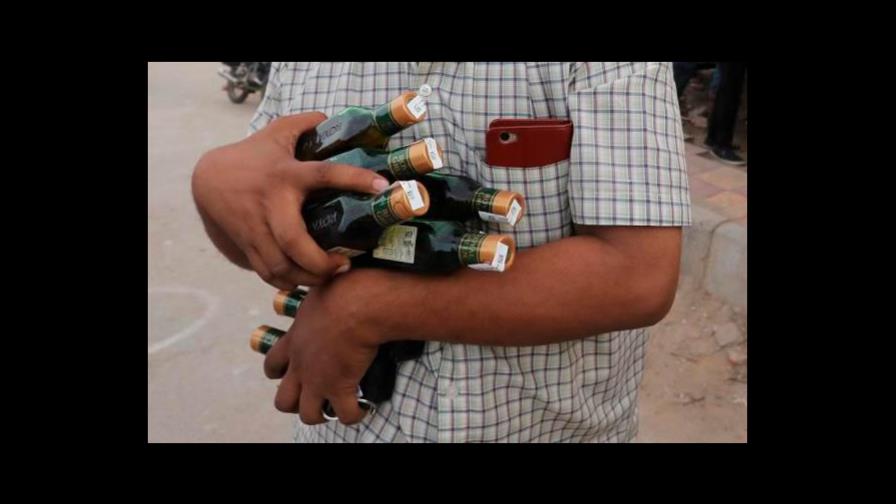 Licorerías abarrotadas en primer día de relajación del confinamiento en India