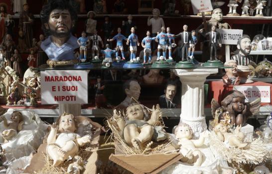 Messi pisa césped sagrado donde brilló Maradona