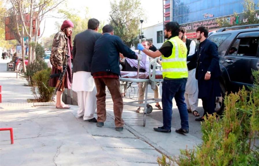 Ataque suicida contra un hospital militar deja al menos 25 muertos en Kabul
